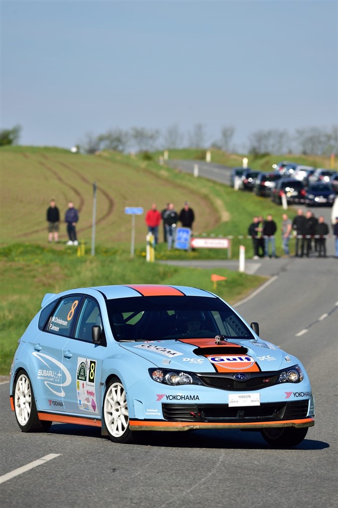 Mange tilskuere nød forårsvejret og Max Christensens flotte Subaru i Gulf-bemaling under Rally Læborg Autohande
(Foto: Michael Eisenberg)
